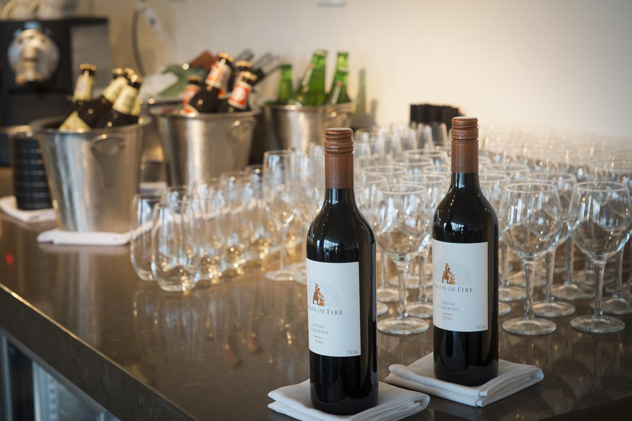 Pullman Brisbane Airport Ξενοδοχείο Εξωτερικό φωτογραφία Two bottles of wine